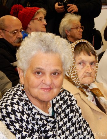 Fellobant az első gyertya lángja 06